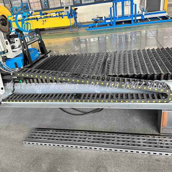 Advanced tracking cutting system of strut channel machine enabling continuous and high-speed production