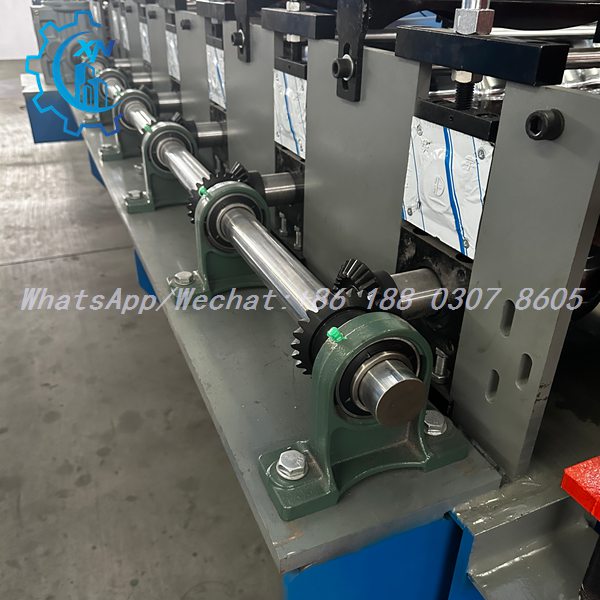 Gear transmission system of roof sheet roll forming machine for stable high-speed production