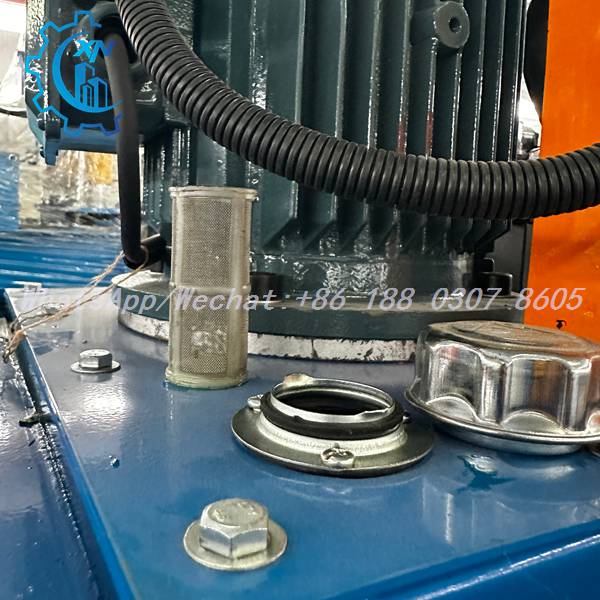 Hydraulic oil filter system on roof sheet roll forming machine for cleaner hydraulic circulation