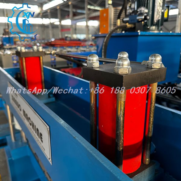 Twin-cylinder hydraulic cutting head of XINNUO profile sheet machine — dual synchronized cylinders deliver precise, burr-free shear on trapezoidal metal roofing panels