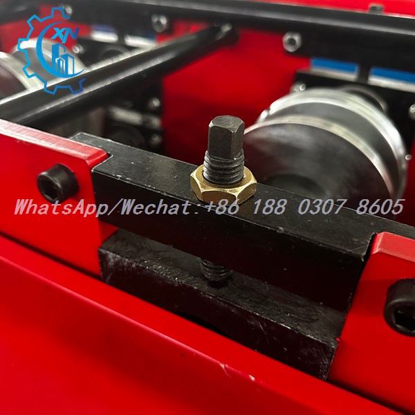 Roller adjustment mechanism of light gauge steel roll forming machine