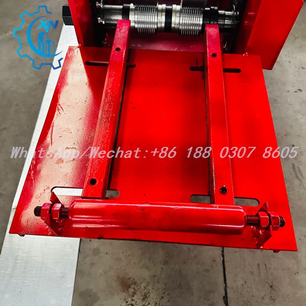 Feeding platform of stud and track machine with guide rollers