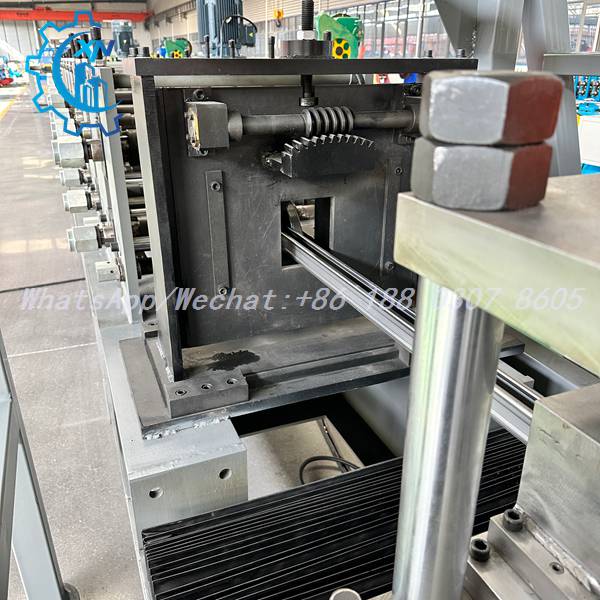 Worm gear adjustment mechanism of unistrut roll forming machine rollers