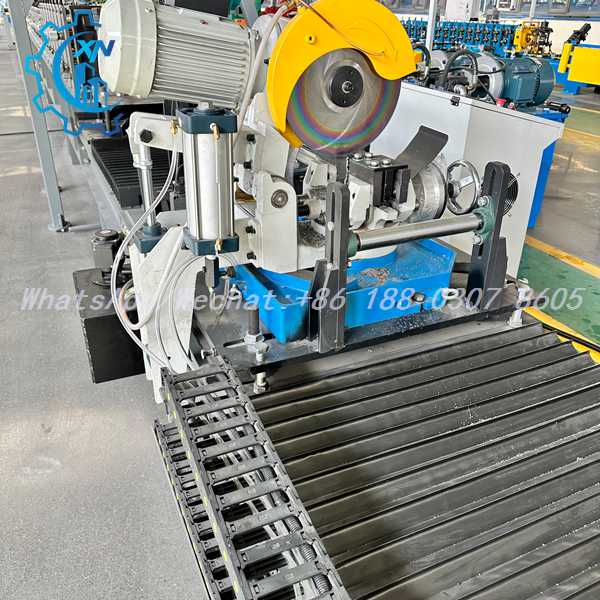 Flying saw cutting unit of unistrut roll forming machine with safety guard