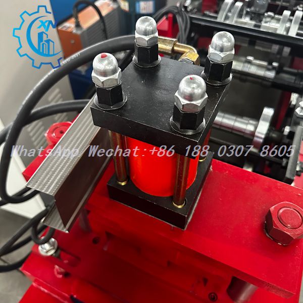 Hydraulic punching unit of LGSF machine with support rods
