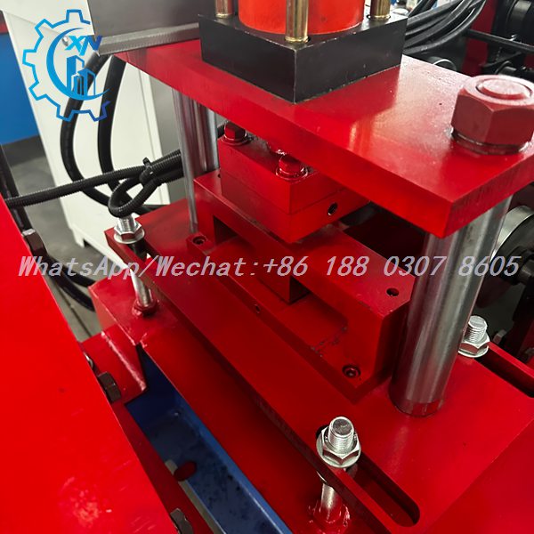 Hydraulic punching head with pillars on steel frame roll forming machine
