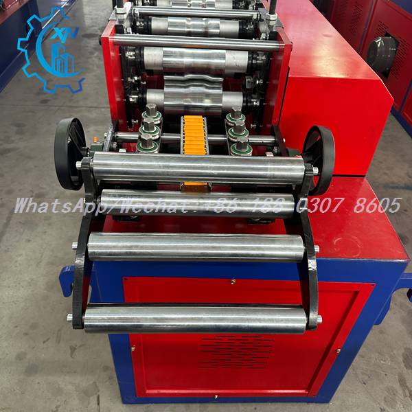 Front feed section of shutter making machine with handwheels