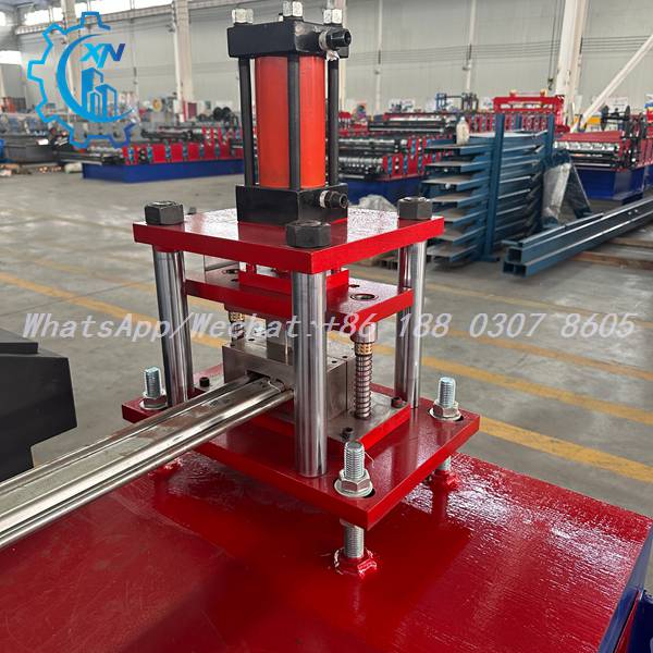 Four-pillar hydraulic press on shutter making machine