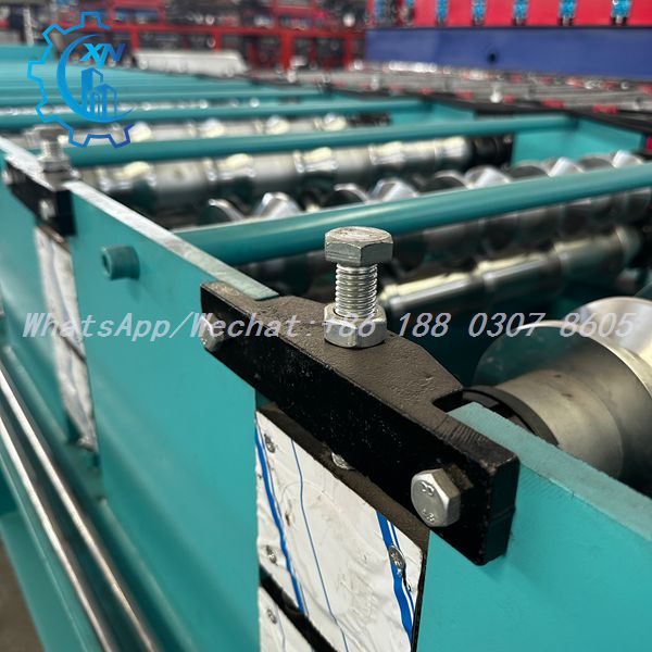 Roller pressure adjustment mechanism on IBR roll forming machine