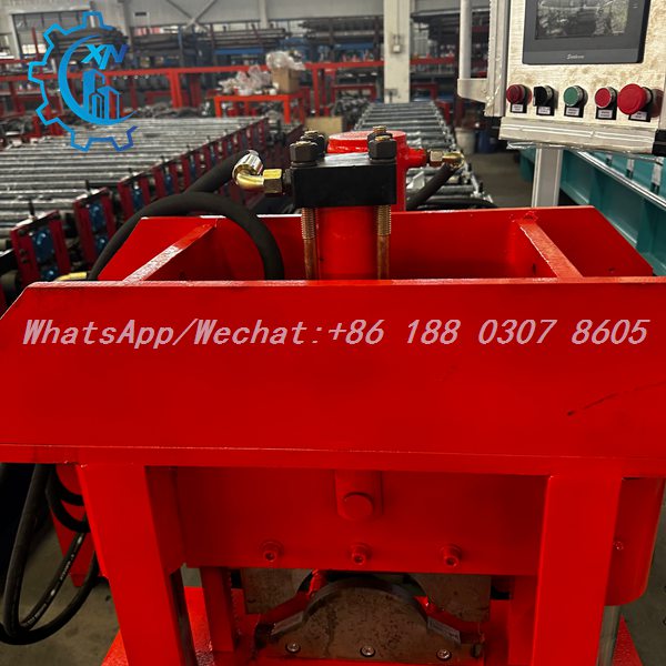 Hydraulic press station with curved die on ridge cap machine