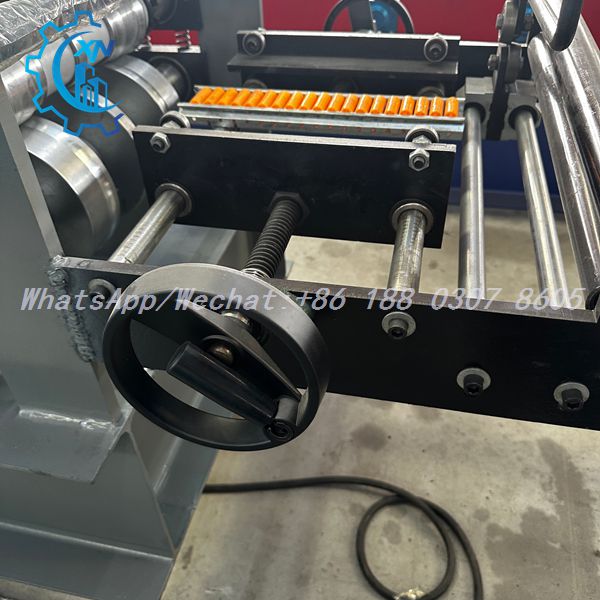 Handwheel adjustment and orange rollers on ridge cap machine