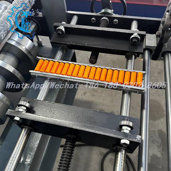 Roller cassette with screw adjustment inside ridge forming machine