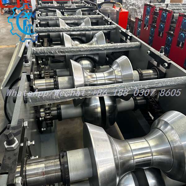 Arc forming hourglass rollers with chain drive on ridge forming machine