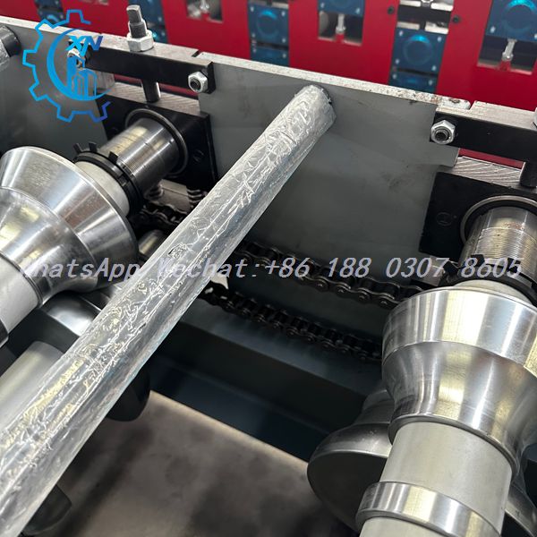 Tapered rollers with chain drive on ridge forming machine