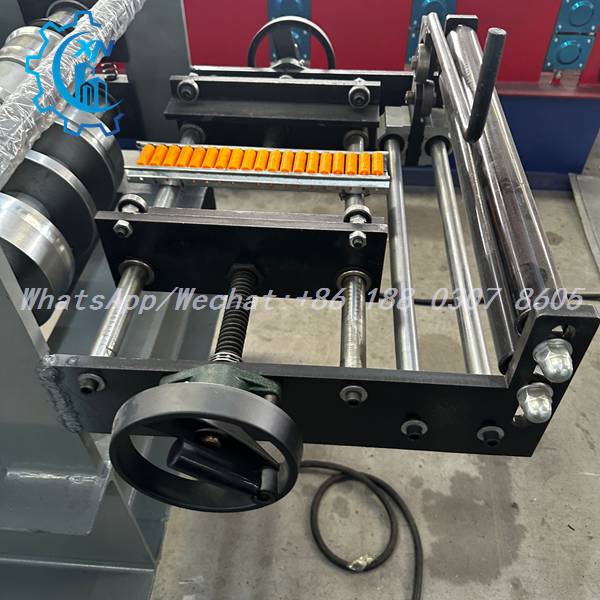 Manual guide adjustment with handwheel on ridge forming machine
