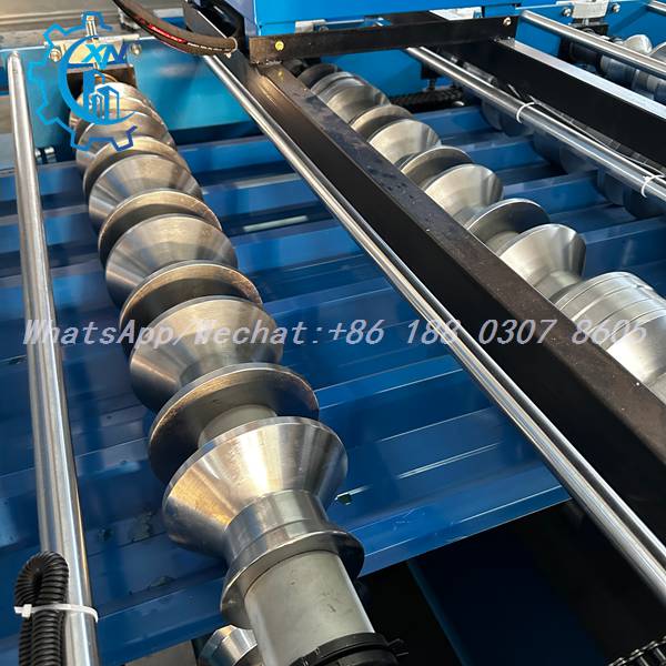Hydraulic power unit with pressure gauge on roof panel machine