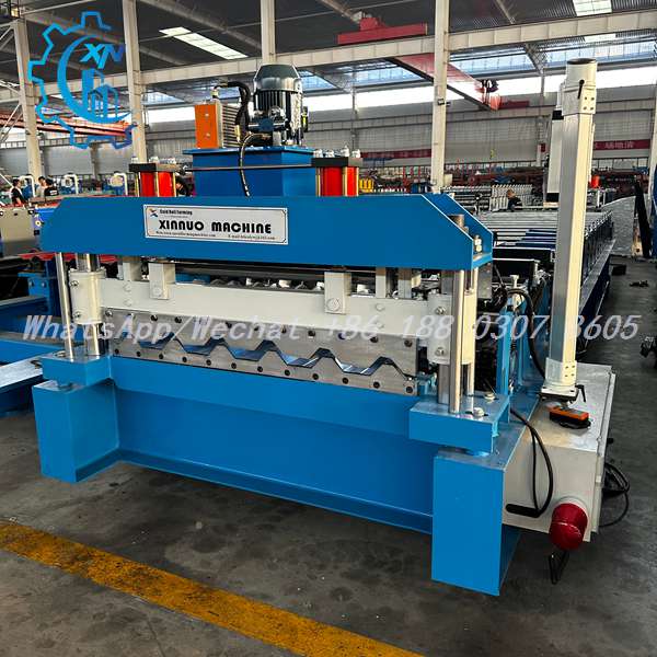 Hydraulic shear with zigzag blade on roof sheet making machine