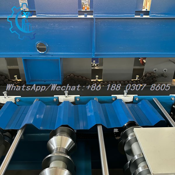 Trapezoidal sheet forming with drive chain on roof sheet making machine