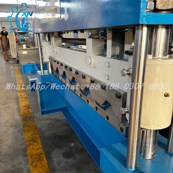 Hydraulic shear die with chrome guides on roof sheet roll forming machine