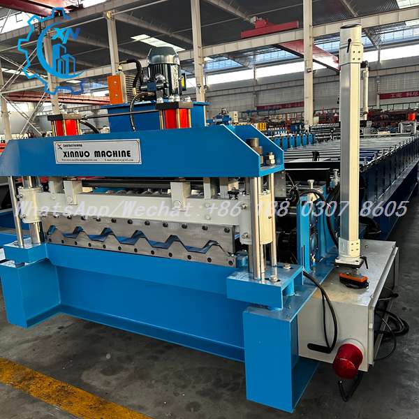 Zigzag shear blade and sensor column on roof sheet roll forming machine