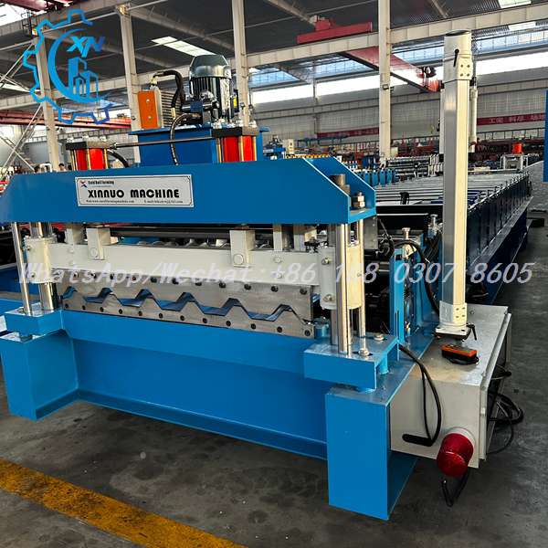 Double layer rollers and zigzag shear on roofing sheet manufacturing machine