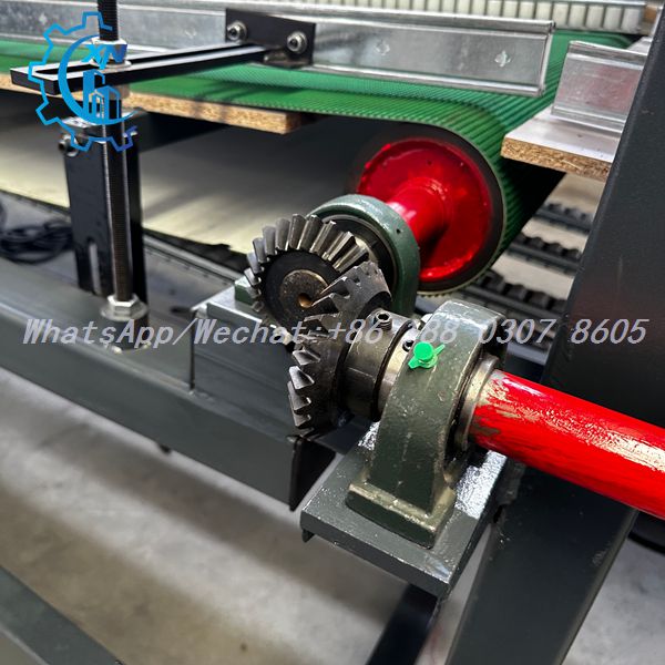 Bevel gear drive and conveyor belt on sandwich panel making machine