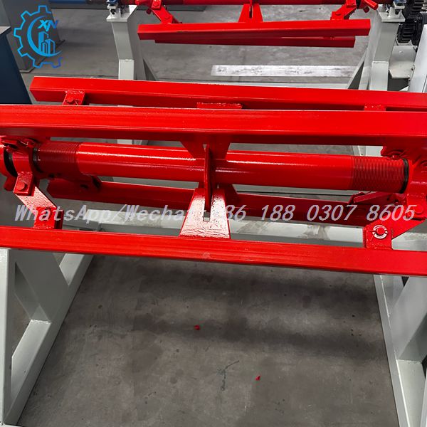 Expanding mandrel arms and braces on motorized decoiler