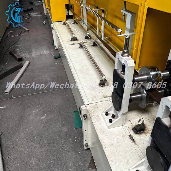 Guide rollers at entry on PU foam rolling shutter door machine