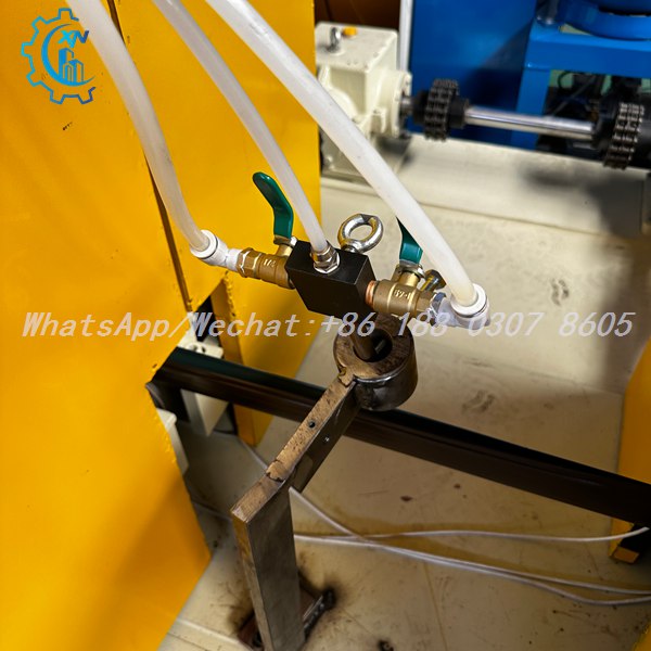 Foam injection head and mixing block on PU foam shutter machine