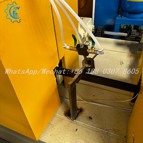 Foam mixing head manifold on roller shutter door machine