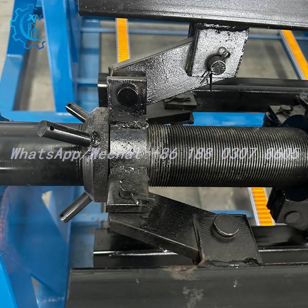 Threaded screw hub and pivot brackets on decoiler machine