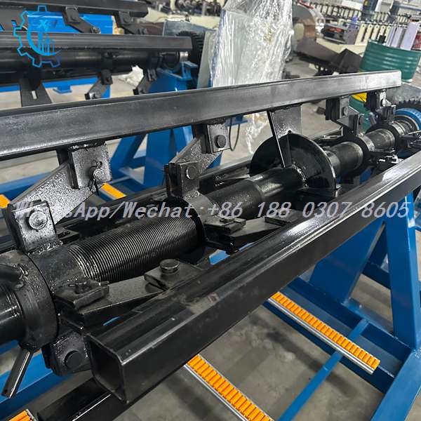 Expanding wedge shoes on decoiler machine mandrel