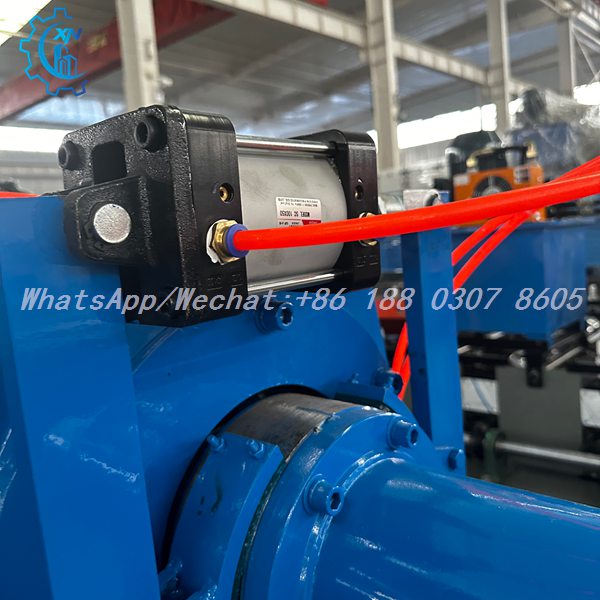 Cylinder above mandrel hub of hydraulic decoiler machine