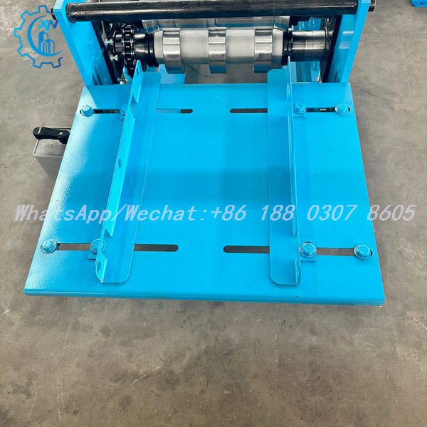 Slotted adjustment base plate of ridge forming machine