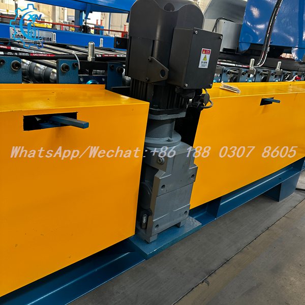 Moteur et réducteur d'entraînement de la machine à tôle
