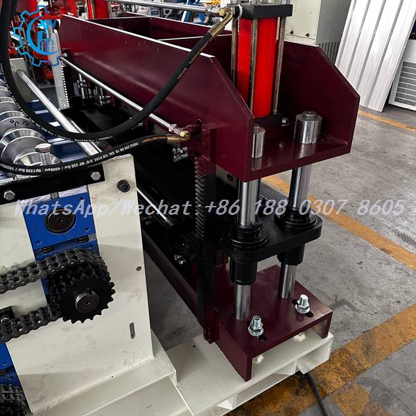 Vérin rouge et colonnes chromées de la machine profileuse