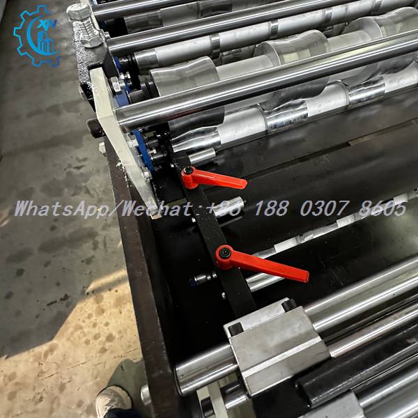 Leviers rouges de verrouillage d'une machine profileuse