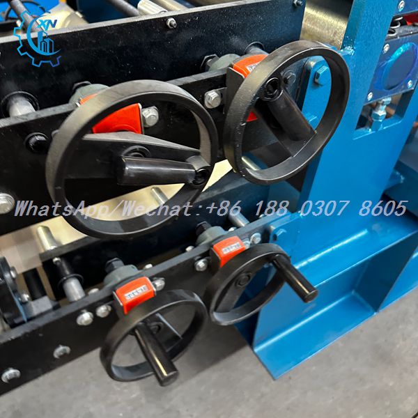 Volants de réglage d'une machine profileuse de tôle