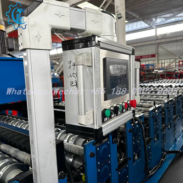 Pupitre tactile de la machine tôle sur son bras articulé