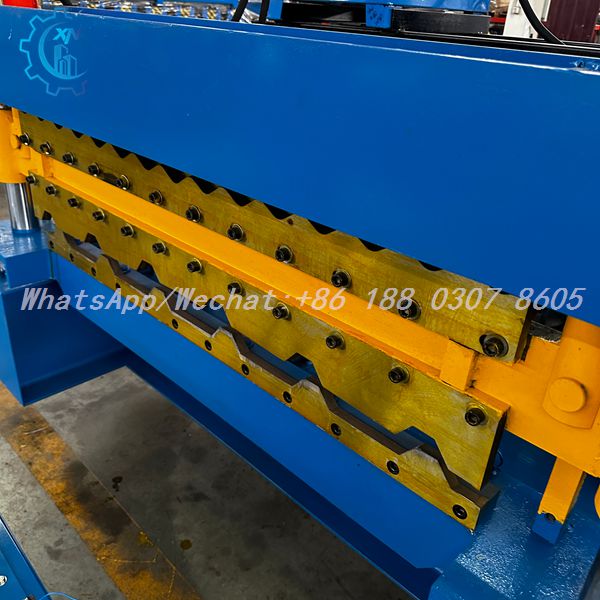 Poste de coupe de la machine tôle et ses mors dorés